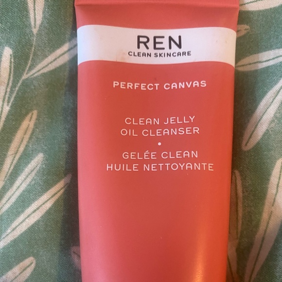 REN clean skincare perfect canvas, clean jelly, oil cleanser - Picture 2 of 5